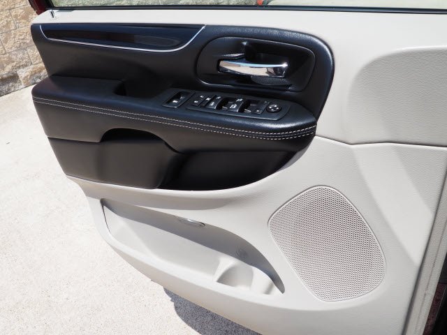 2017 Dodge Grand Caravan SXT:S2902